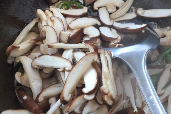 香菇滑肉片的做法图解3