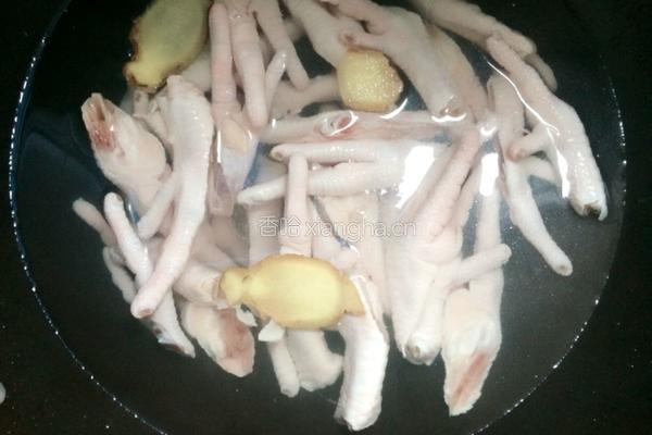 梅干菜烧鸡爪的做法图解1