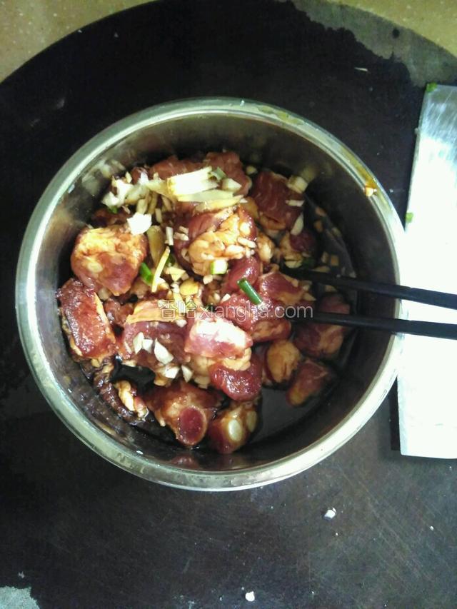 把新鲜的排骨洗干净血水，晾干，把切好的大蒜和姜放入，放上料酒20克，生抽20克，老抽20克，麻油豆腐乳10克，盐5克，把它们一起拌均匀，放置三十分钟以上！