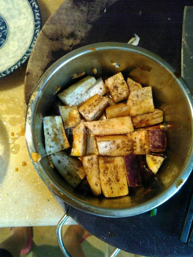 茄子切段，铺垫在碗底，淋上花椒油20克，生抽10克，备用！