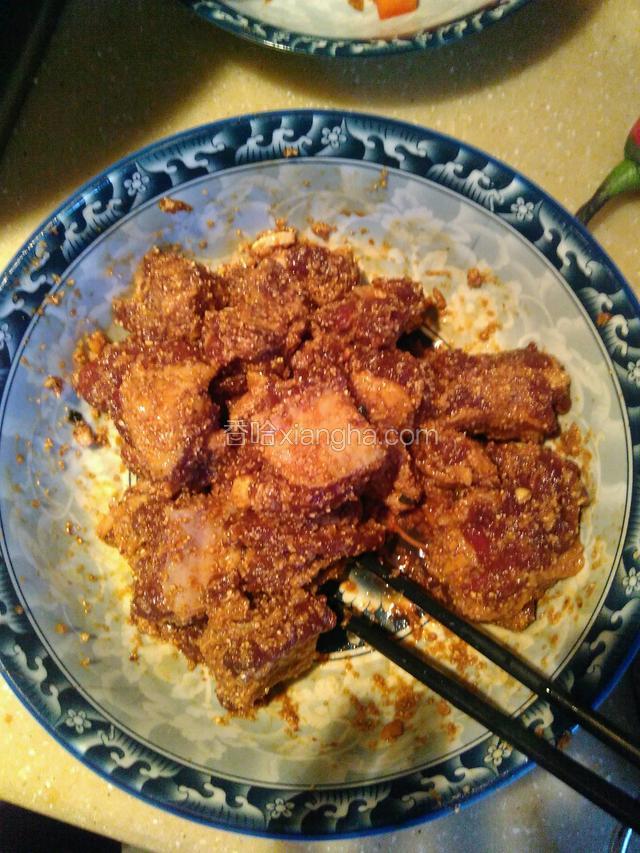 把腌制好的排骨，放100克的粉蒸肉粉，搅拌均匀！