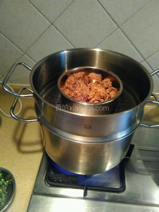 把搅拌好粉的排骨，倒入垫有茄子的碗，放上蒸锅，进行大火蒸，水开了后调为中火蒸，蒸上50分钟左右，基本熟透入味了！