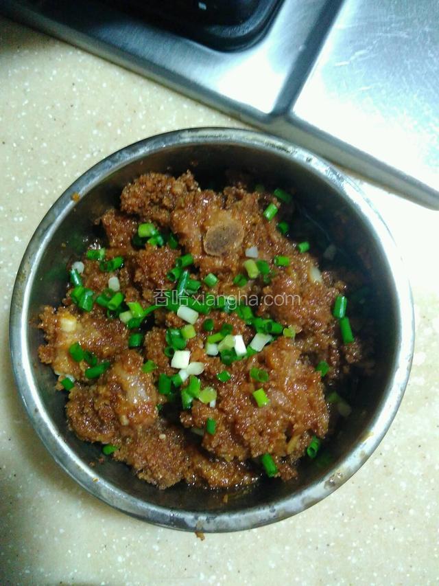 当当当！美味的蒸茄子粉蒸排骨做好了，撒上
葱花，装 饰下，ok！开吃吧！