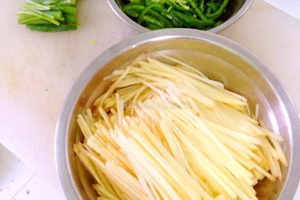 土豆炒青椒的做法图解1