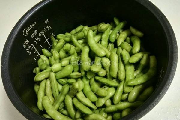 鲍鱼汁拌毛豆的做法图解1