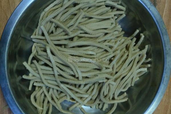 黄瓜豆腐丝拌花生米的做法图解1