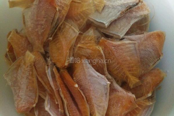 香煎扒皮鱼干的做法图解2