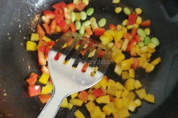 虾仁彩椒炒饭的做法图解4