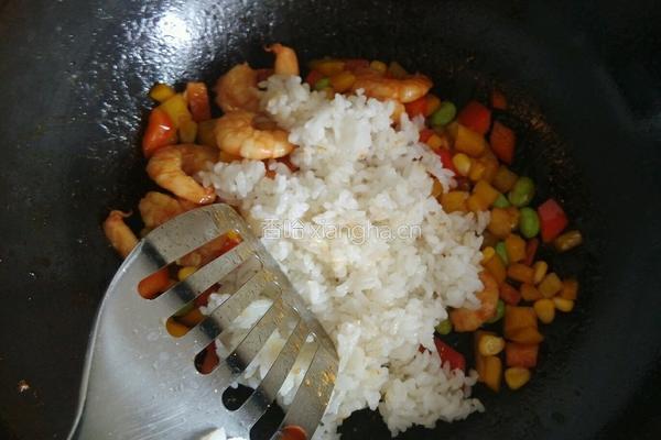 虾仁彩椒炒饭的做法图解6