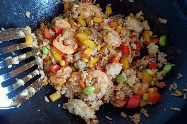 虾仁彩椒炒饭的做法图解7