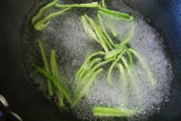 拌火龙果皮的做法图解1