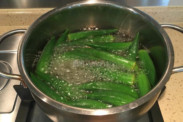 肉片炒秋葵的做法图解2
