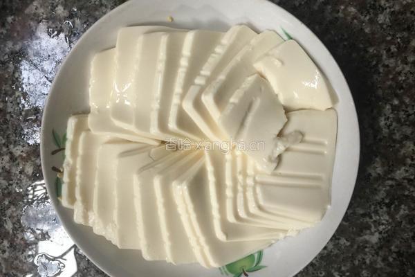 凉拌豆腐的做法图解1