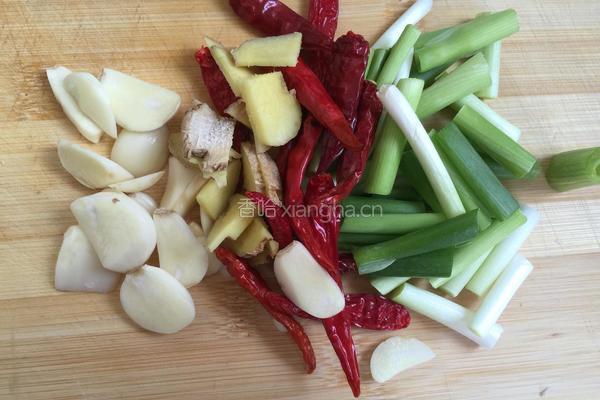 土豆辣子鸡的做法图解1