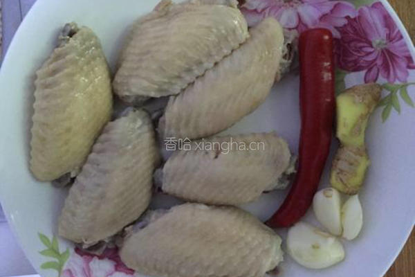 香辣鸡翅的做法图解1