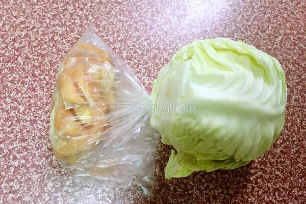 卷心菜炒鸡肉的做法图解1