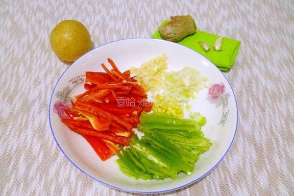 彩椒黄瓜卷的做法图解2