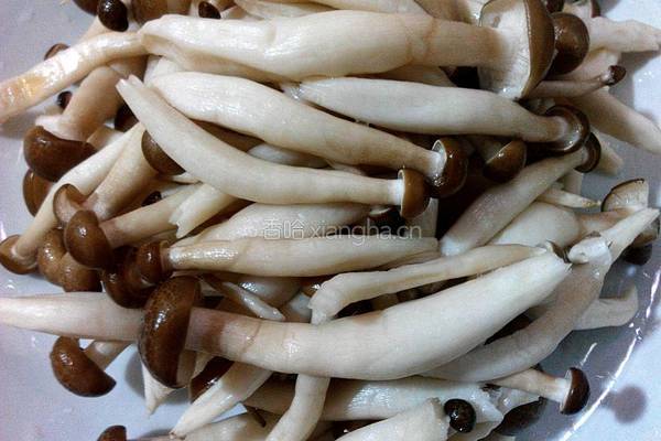 彩椒炒蟹味菇的做法图解1