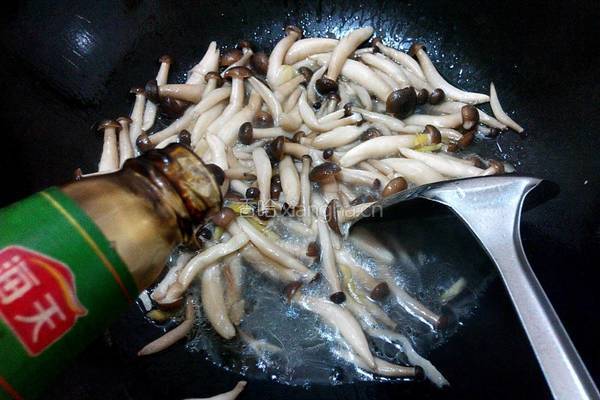 彩椒炒蟹味菇的做法图解4