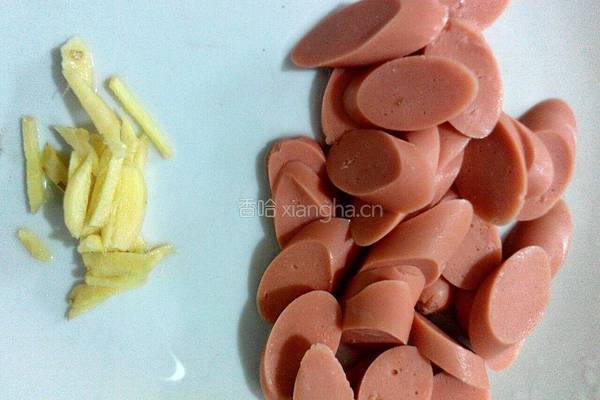 火腿肠炒绿豆芽的做法图解2