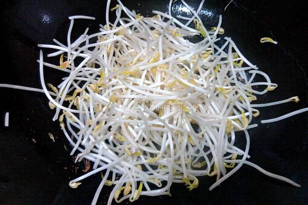 火腿肠炒绿豆芽的做法图解4
