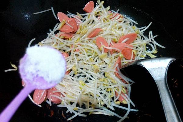 火腿肠炒绿豆芽的做法图解6