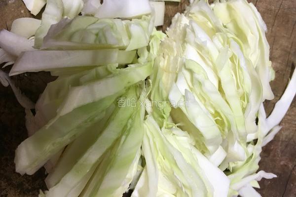 卷心菜炒鸡蛋的做法图解1