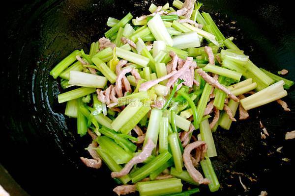 彩椒芹菜炒肉丝的做法图解6