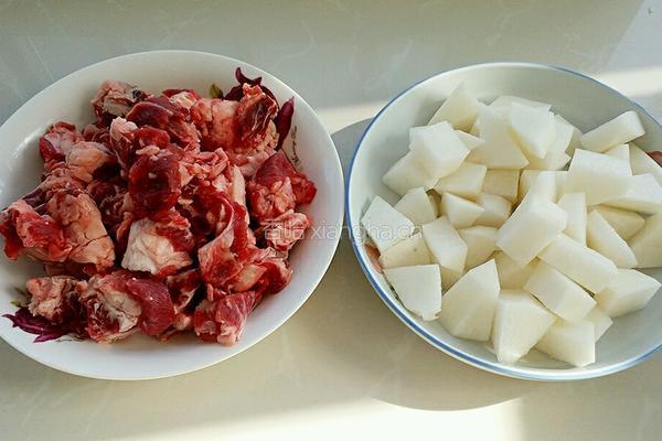萝卜炖牛肉的做法图解1
