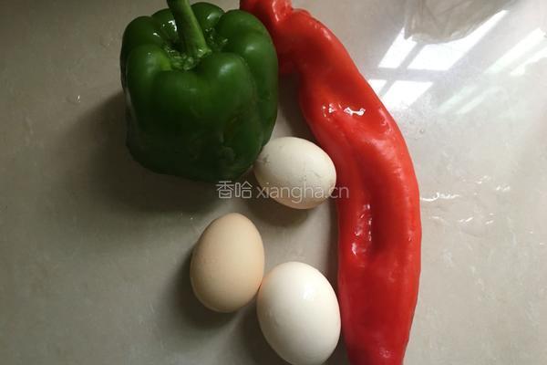 彩椒炒鸡蛋的做法图解1