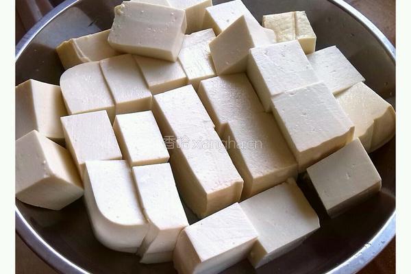 香辣青豆烧豆腐的做法图解1
