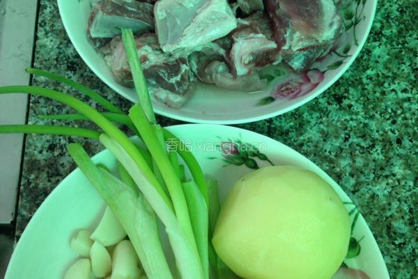 土豆粉蒸排骨的做法图解1