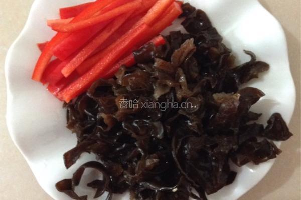 卷心菜炒黑木耳的做法图解2