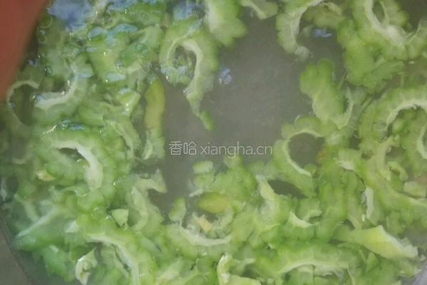 酸酸甜甜苦瓜片的做法图解3