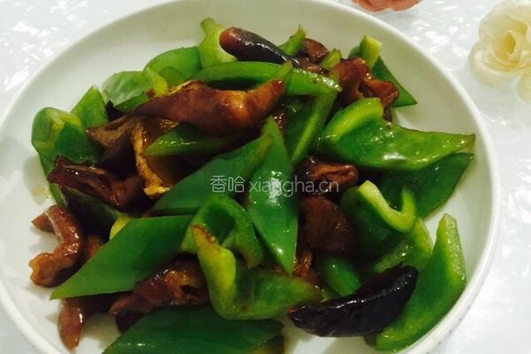 青椒炒熏肥肠的做法图解6