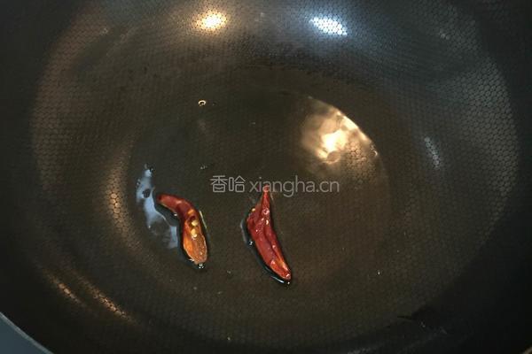 青椒炒熏肥肠的做法图解2