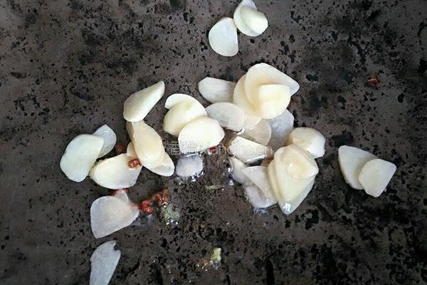 番茄秋葵菜椒炒鸡蛋的做法图解3