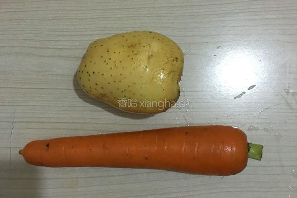 胡萝卜土豆饼的做法图解1