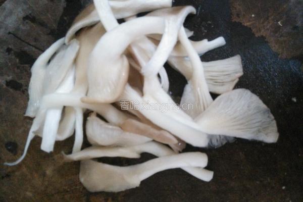 瘦肉平菇汤的做法图解2