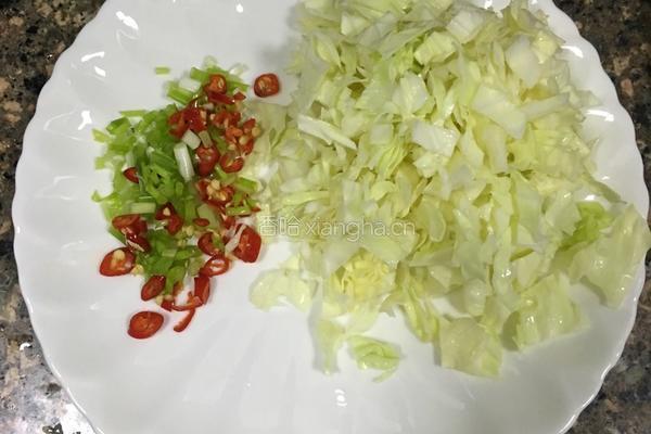 卷心菜煎鸡蛋的做法图解1