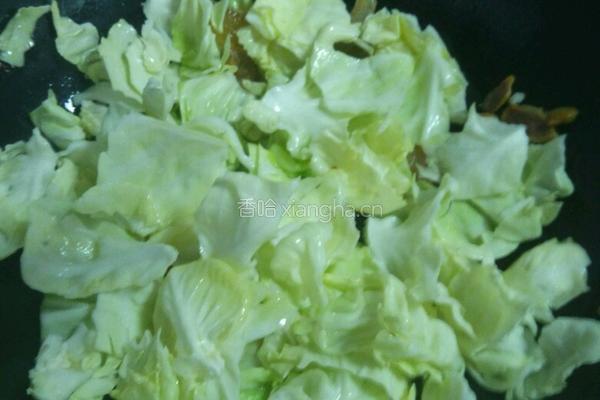 卷心菜炒腊肉的做法图解3