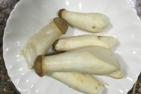 彩椒炒鸡腿菇的做法图解1