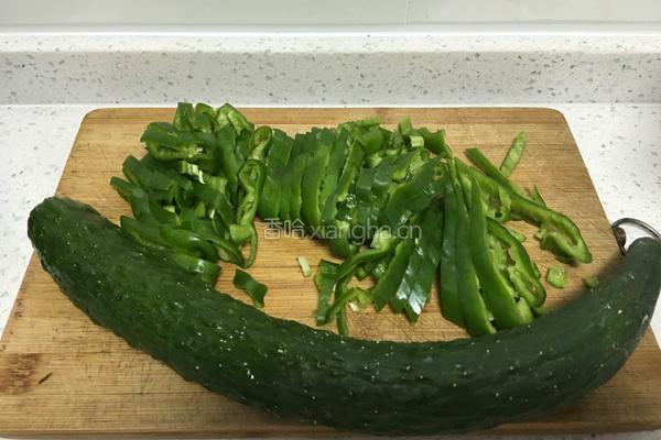 黄瓜炒青椒的做法图解1