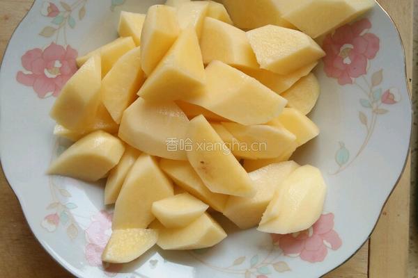 茄汁土豆炖牛肉的做法图解1