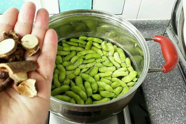 盐水煮毛豆的做法图解2