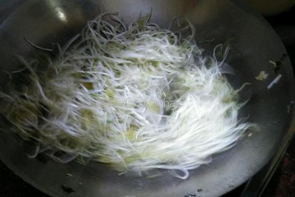 绿豆芽炒咸菜的做法图解6