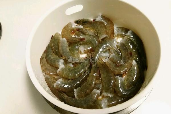 烧烤味煎虾的做法图解1