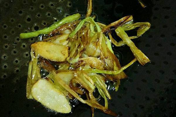 虾籽葱油面的做法图解2