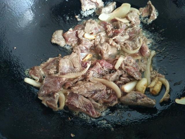 牛肉倒入锅中大火炒