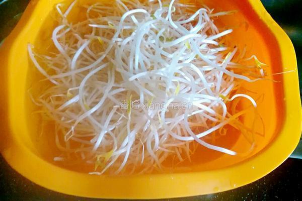 双椒炒绿豆芽的做法图解1